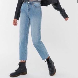 BDG Urban Outfitters Slim Straight Mom Jeans Distressed Raw Hem Light Wash 26